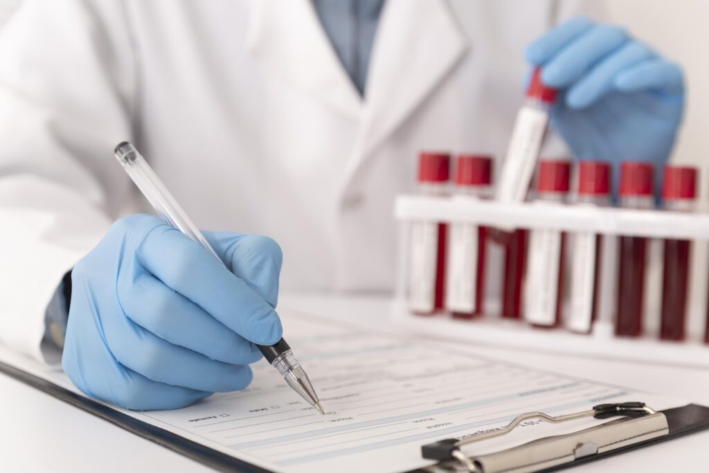 profissional manuseando exames laboratoriais e fazendo anotações