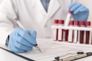 profissional manuseando exames laboratoriais e fazendo anotações