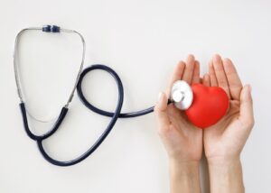 mão segurando um coração para reforçar a importância de cada tipo de exame cardiológico