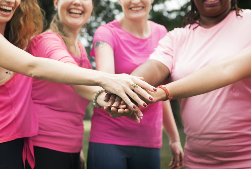 Mulheres de idades variadas em uma campanha sobre a saúde da mulher