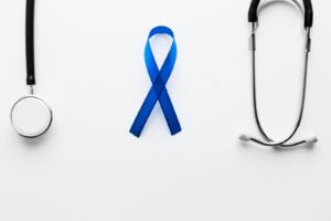 Estetoscópio e fita azul, simbolizando o novembro azul e o câncer de próstata